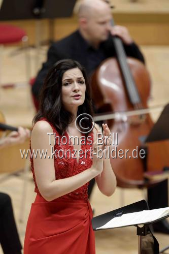 Französische Mezzosopranistin Marianne Crebassa gastiert in Begleitung des Mahler Chamber Orchestra unter der Leitung des griechischen Dirigenten Teodor Currentzis in der Kölner Philharmonie (&copy; Thomas Brill)