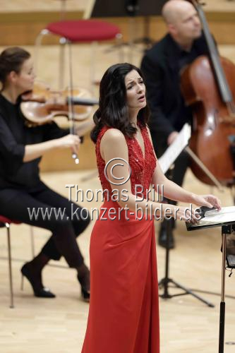 Französische Mezzosopranistin Marianne Crebassa gastiert in Begleitung des Mahler Chamber Orchestra unter der Leitung des griechischen Dirigenten Teodor Currentzis in der Kölner Philharmonie (&copy; Thomas Brill)