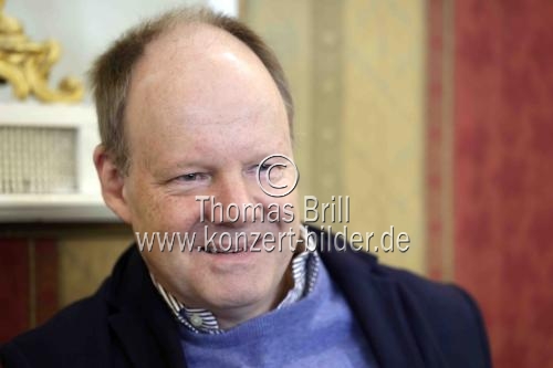 Deutsche Musikmanager Anselm Cybinski im Interview bezüglich seiner Position als neuer WDR-Redakteur für Neue Musik im Café Fassbender Köln (&copy; Thomas Brill)