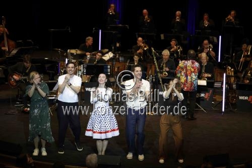 Mitglieder des Bundesjazzorchesters gastiert in Begleitung der WDR Big Band Köln unter der Leitung des deutschen Jazz-Saxophonisten Steffen Schorn und der Moderatorin Jana Forkel in der Kölner Philharmonie (&copy; Thomas Brill)