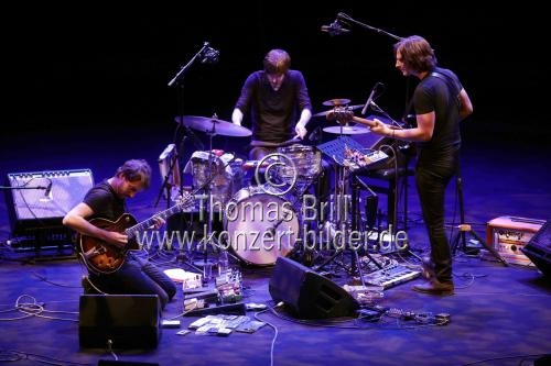 Belgische Jazz-Blues-Band Dans Dans, bestehend aus: Bert Dockx (Gitarre), Steven Cassiers (Schlagzeug) und Fred Lyenn (Bass), gastiert auf ihrer 