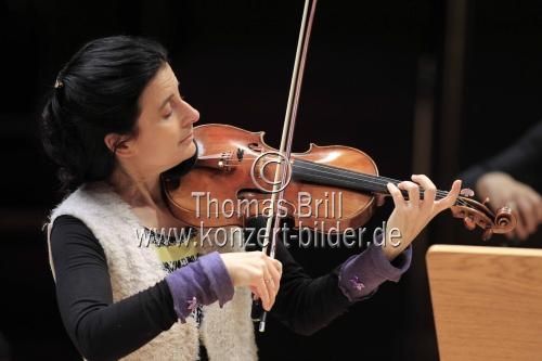 Deutschen Violinistin Ariadne Daskalakis leitet des Kölner Kammerorchester in der Philharmonie Köln (© Thomas Brill)