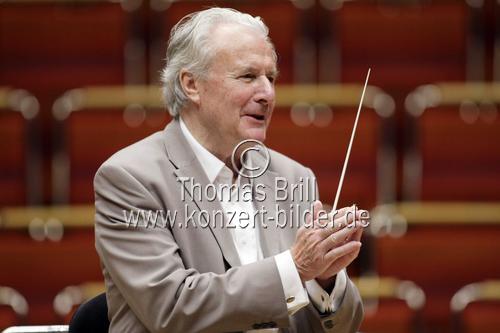 Englischer Dirigent Sir Colin Davis leitet das London Symphony Orchestra in der Philharmonie Köln  (© Thomas Brill)