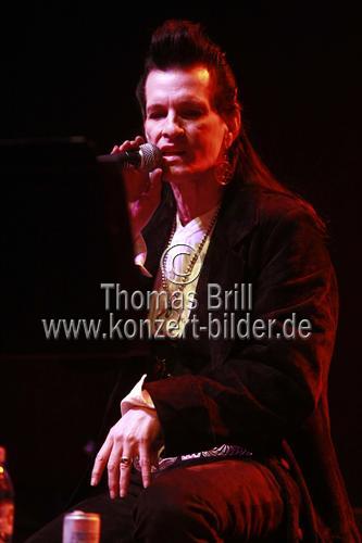 Amerikanischer Rock- und Bluesmusiker Willy DeVille gastiert mit The Mink DeVille Band auf seiner 