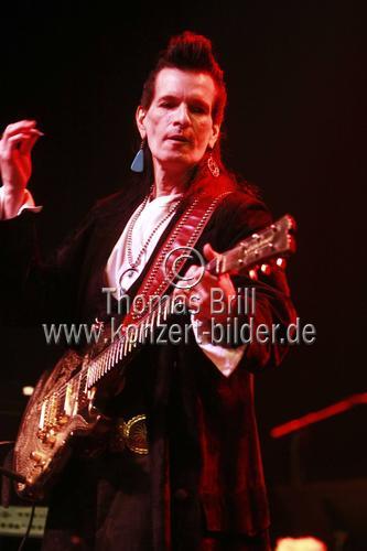 Amerikanischer Rock- und Bluesmusiker Willy DeVille gastiert mit The Mink DeVille Band auf seiner 
