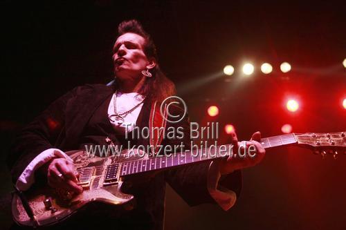 Amerikanischer Rock- und Bluesmusiker Willy DeVille gastiert mit The Mink DeVille Band auf seiner 
