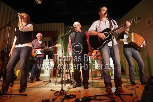 Kölner Mundart-Musikgruppe De Familich präsentierten ihr Debütalbum Un mer singe all die Leeder im Volkstheater Millowitsch (&copy; Thomas Brill)