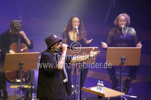 Afrodeutscher Rapper Samy Deluxe gastiert in Begleitung von Alexandra Prince, Melissa Audrey und dem Mikis Takeover! Ensemble auf seiner 