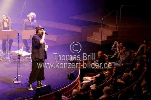 Afrodeutscher Rapper Samy Deluxe gastiert in Begleitung von Alexandra Prince, Melissa Audrey und dem Mikis Takeover! Ensemble auf seiner 