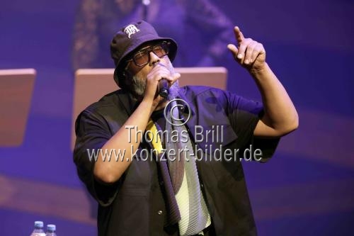 Afrodeutscher Rapper Samy Deluxe gastiert in Begleitung von Alexandra Prince, Melissa Audrey und dem Mikis Takeover! Ensemble auf seiner 