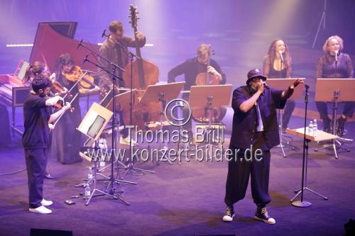 Afrodeutscher Rapper Samy Deluxe gastiert in Begleitung von Alexandra Prince, Melissa Audrey und dem Mikis Takeover! Ensemble auf seiner 