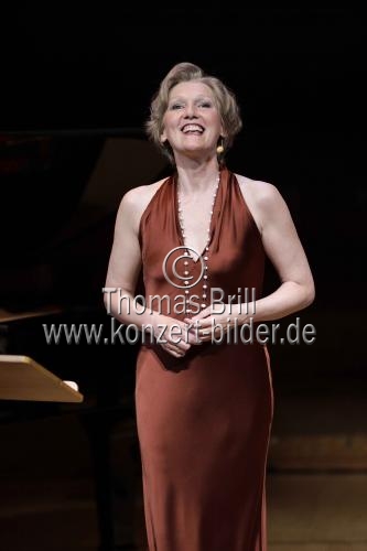 Deutsche Sopranistin Angela Denoke gastiert in Begleitung von Tal Balshai (Klavier), Norbert Nagel (Blasinstrumente), Timothy Park (Violoncello) und Catherine Janke (Rezitation) mit dem Programm „Tanz auf dem Vulkan“ in der Kölner Philharmonie (© Thomas Brill)