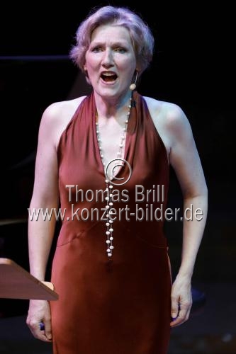 Deutsche Sopranistin Angela Denoke gastiert in Begleitung von Tal Balshai (Klavier), Norbert Nagel (Blasinstrumente), Timothy Park (Violoncello) und Catherine Janke (Rezitation) mit dem Programm „Tanz auf dem Vulkan“ in der Kölner Philharmonie (&copy; Thomas Brill)
