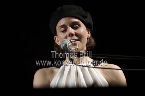 Deutsche Pop, Jazz und Chanson-Sängerin Anna Depenbusch gastiert auf ihrer 