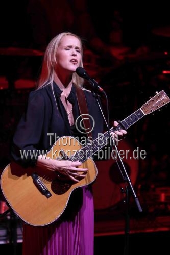 Dänische Sängerin Tina Dico gastiert in Begleitung ihres Ehemanns Helgi Jonsson (Gitarre), Dennis Ahlgren (Bass) und Marianne Lewandowski (Drums) auf ihrer 