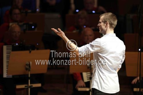Erstes Kölner Akkordeon-Orchester unter der Leitung von Matthias Hennecke feiert mit seinen Gästen, dem Gesangsensemble 