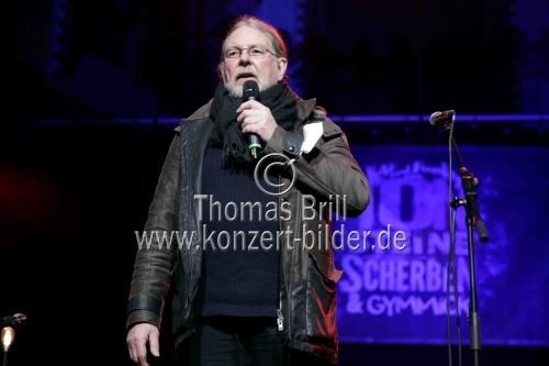 Pfarrer der Kölner Kulturkirche Thomas Diederichs kündigt den Auftritt der deutschen Rockgruppe Ton Steine Scherben auf ihrer  