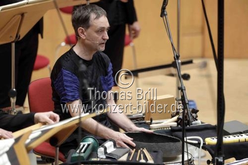 Niederländische Dirigent Bas Wiegers leitet das Asko|Schönberg-Ensemlbe in der Kölner Philharmonie (© Thomas Brill)