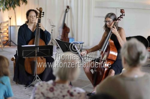 Das Gambistinnen-Duo Sofia Diniz und Heike Johanna Lindner gastieren im Rahmen des Festival für alte und neue Gambenmusik im Orangerie Theater Köln (&copy; Thomas Brill)