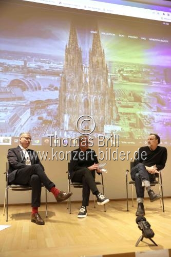 Dr. Oliver Schillings, Dr. Rüdiger Fuchs und Fotograf Carsten Sander stellen Ihnen das digitale Kunstprojekt „Dome Cologne NFT“ im Museum für Angewante Kunst in Köln (© Thomas Brill)