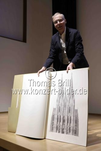 Dr. Oliver Schillings, Dr. Rüdiger Fuchs und Fotograf Carsten Sander stellen Ihnen das digitale Kunstprojekt „Dome Cologne NFT“ im Museum für Angewante Kunst in Köln (© Thomas Brill)