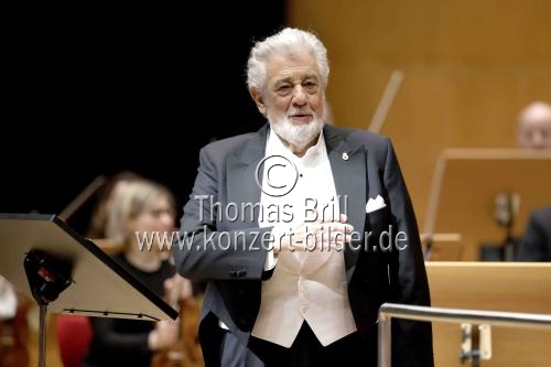 Spanischer Tenor Plácido Domingo und die uruguayische Sopranistin Maria Jose Siri gastieren in Begleitung der Nordwestdeutsche Philharmonie unter der Leitung des spanischen Dirigenten Jordi Bernàcer mit einer Opern-Gala in der Kölner Philharmonie (&copy; Thomas Brill)