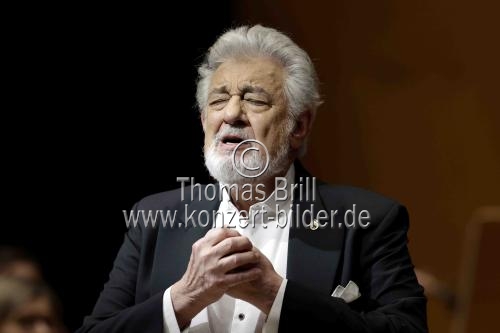 Spanischer Tenor Plácido Domingo und die uruguayische Sopranistin Maria Jose Siri gastieren in Begleitung der Nordwestdeutsche Philharmonie unter der Leitung des spanischen Dirigenten Jordi Bernàcer mit einer Opern-Gala in der Kölner Philharmonie (&copy; Thomas Brill)