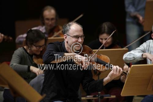 Deutsche Violinist Florian Donderer leitet die Deutsche Kammerphilharmonie Bremen in der Philharmonie Köln (&copy; Thomas Brill)
