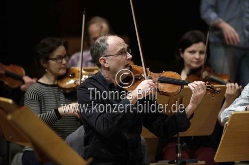 Deutsche Violinist Florian Donderer leitet die Deutsche Kammerphilharmonie Bremen in der Philharmonie Köln (&copy; Thomas Brill)