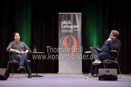 Deutsche Schriftstellerin Thea Dorn und der Chefredakteur des Philosophie Magazin Dr. Wolfram Eilenberger reden 