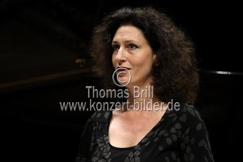 Deutsche Mezzosopran Stella Doufexis gastiert in Begleitung des deutschen Pianisten Axel Bauni bei der MusikTriennale Köln 2010 in der Philharmonie Köln (© Thomas Brill)