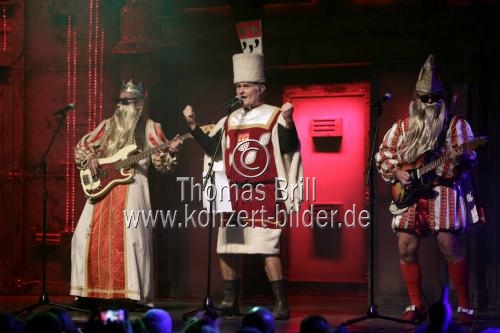 Ensemble spielt das Stück 