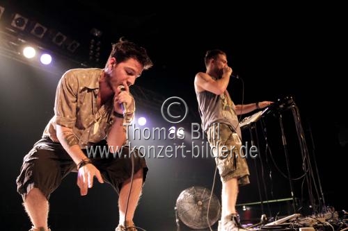 Australischer Beatboxer und Live-looping-Künstler Dub FX gastiert in Begleitung des Rappers CADE auf seiner 