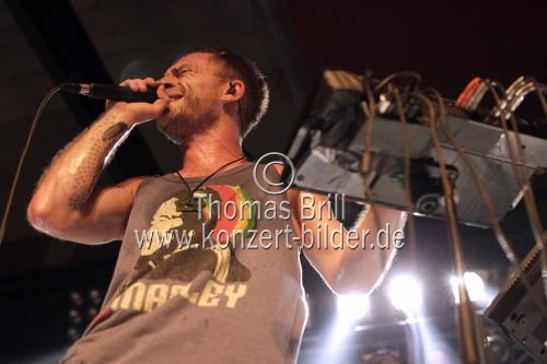 Australischer Beatboxer und Live-looping-Künstler Dub FX gastiert in Begleitung des Rappers CADE auf seiner 