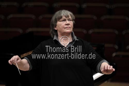 Polnische Dirigentin Agnieszka Duczmal leitet das Amadeus Chamber Orchestra of Polish Radio in der Philharmonie Köln (© Thomas Brill)