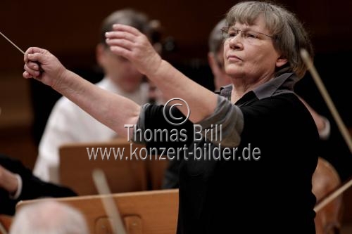 Polnische Dirigentin Agnieszka Duczmal leitet das Amadeus Chamber Orchestra of Polish Radio in der Philharmonie Köln (© Thomas Brill)