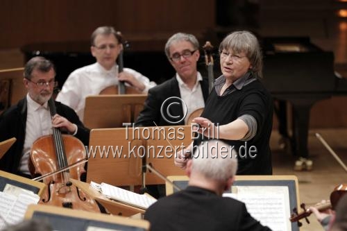 Polnische Dirigentin Agnieszka Duczmal leitet das Amadeus Chamber Orchestra of Polish Radio in der Philharmonie Köln (© Thomas Brill)