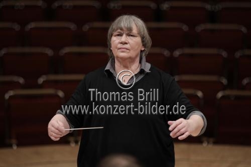 Polnische Dirigentin Agnieszka Duczmal leitet das Amadeus Chamber Orchestra of Polish Radio in der Philharmonie Köln (© Thomas Brill)