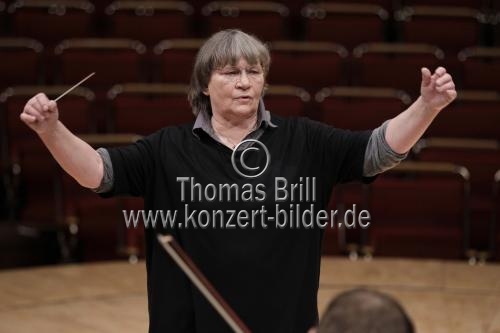 Polnische Dirigentin Agnieszka Duczmal leitet das Amadeus Chamber Orchestra of Polish Radio in der Philharmonie Köln (© Thomas Brill)