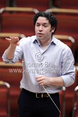 Venezolanische Dirigent Gustavo Dudamel leitet die Wiener Philharmoniker in der Philharmonie Köln (&copy; Thomas Brill)