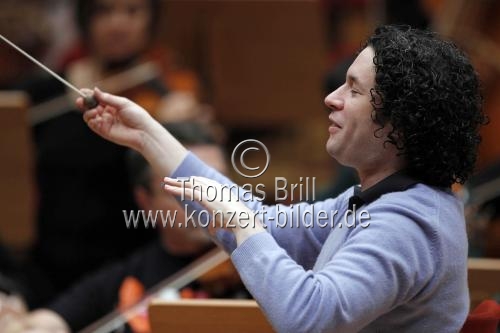 Venezolanischer Dirigent Gustavo Dudamel leitet das Los Angeles Philharmonic Orchestra in Begleitung der amerikanischen Mezzosopranistin Kelley O'Connor in der Philharmonie Köln (© Thomas Brill)