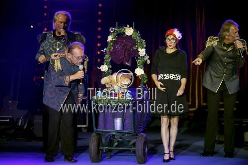 Klner Mundartgruppe De Hhner prsentiert die Inszenierung ãSternZeiten - Himmelhochhigh in et Leeve verknalltÒ auf dem Festplatz in Kln-Deutz (&copy; Thomas Brill)