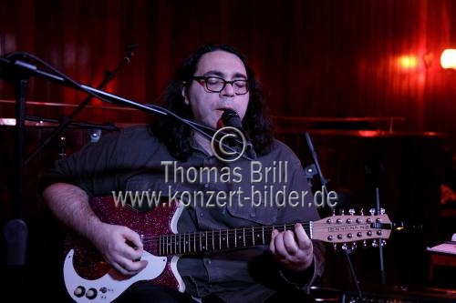 Amerikanischer Bassist-Songerwriter James McNew alias 