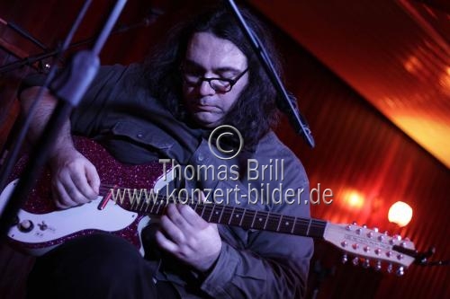 Amerikanischer Bassist-Songerwriter James McNew alias 