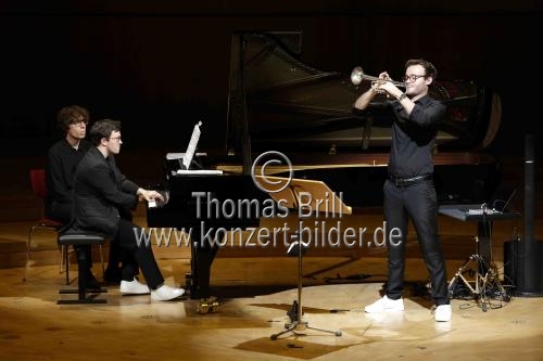 Deutsche Trompeter Simon Höfele gastiert mit seinen Freunden  Vivi Vassileva (Percussion) und Frank Dupree (Klavier) in der Kölner Philharmonie (&copy; Thomas Brill)