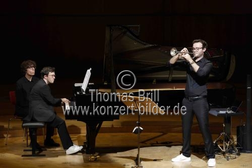Deutsche Trompeter Simon Höfele gastiert mit seinen Freunden  Vivi Vassileva (Percussion) und Frank Dupree (Klavier) in der Kölner Philharmonie (© Thomas Brill)