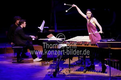 Deutsche Trompeter Simon Höfele gastiert mit seinen Freunden  Vivi Vassileva (Percussion) und Frank Dupree (Klavier) in der Kölner Philharmonie (&copy; Thomas Brill)