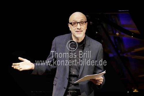 Deutsche Schauspieler Andreas Durban moderiert den Auftritt der deutschen Mezzosopranistin Stephanie Lesch, die in Begleitung des spanischen Pianistin Ainoa Padrón im Rahmen der Konzertreihe 
