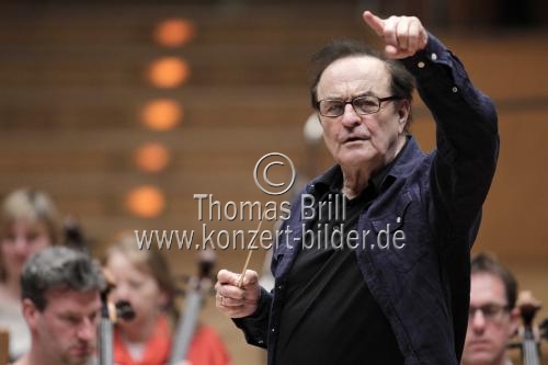 Schweizer Dirigent Charles Dutoit leitete das Royal Philharmonic Orchestra in der Philharmonie Köln (© Thomas Brill)