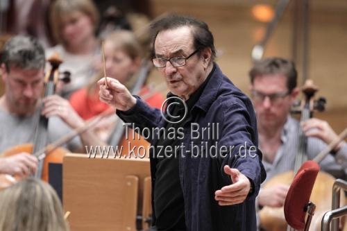Schweizer Dirigent Charles Dutoit leitete das Royal Philharmonic Orchestra in der Philharmonie Köln (&copy; Thomas Brill)